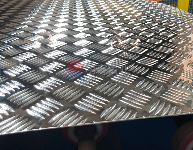 五条筋花纹铝板.jpg 五条筋花纹铝板.jpg