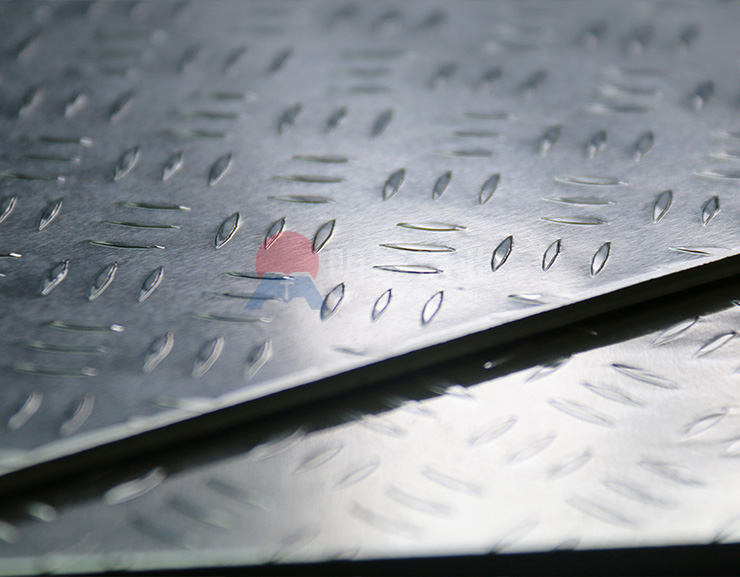 三条筋花纹铝板.jpg 三条筋花纹铝板.jpg